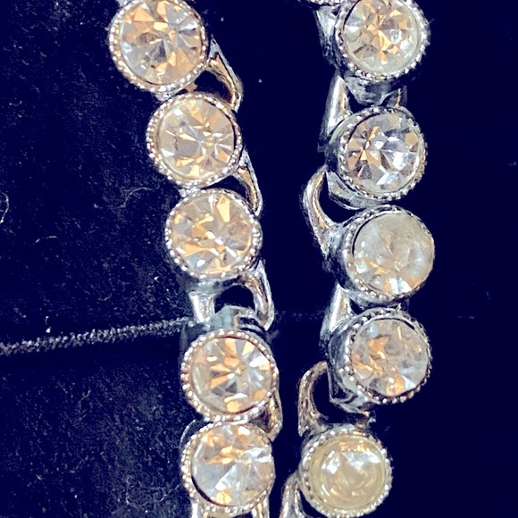 Classy & Beautiful Nine West Diamond like rhinestone choker necklace - Picture 2 of 8